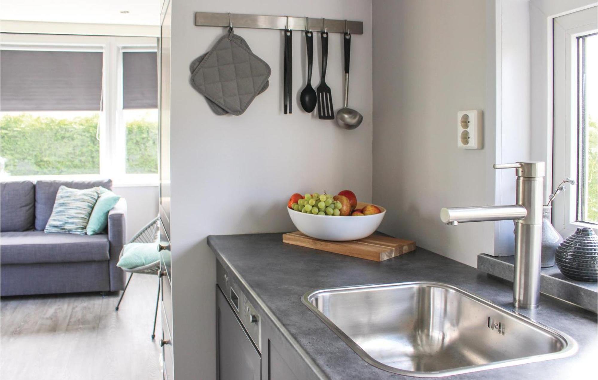 Beautiful Home In Sint-Annaland With Kitchen Екстериор снимка